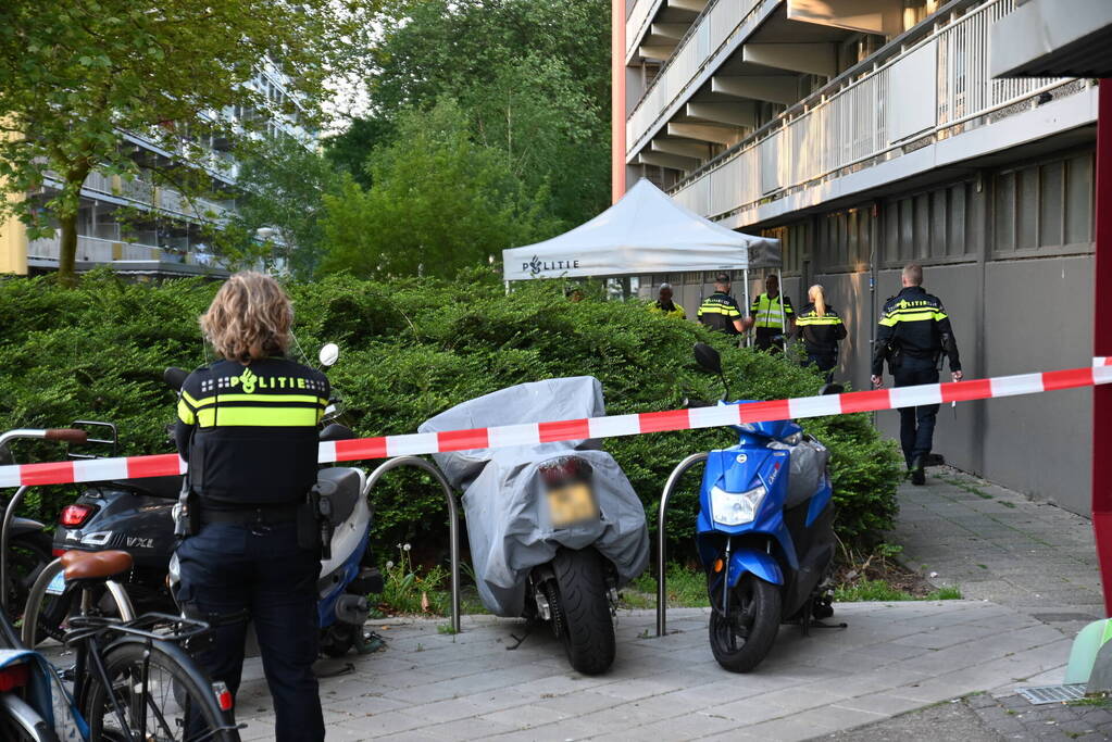 Dode onder aan flatgebouw aangetroffen