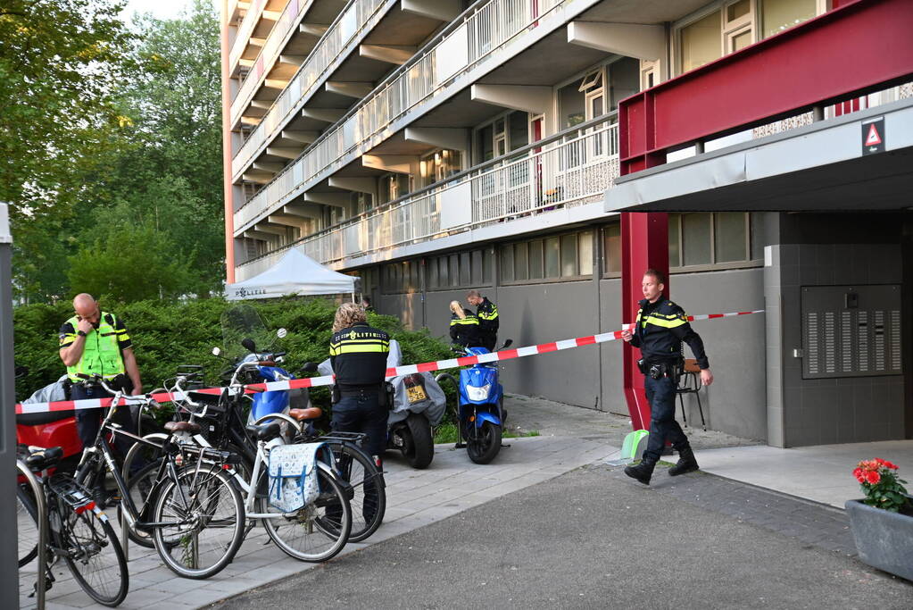 Dode onder aan flatgebouw aangetroffen