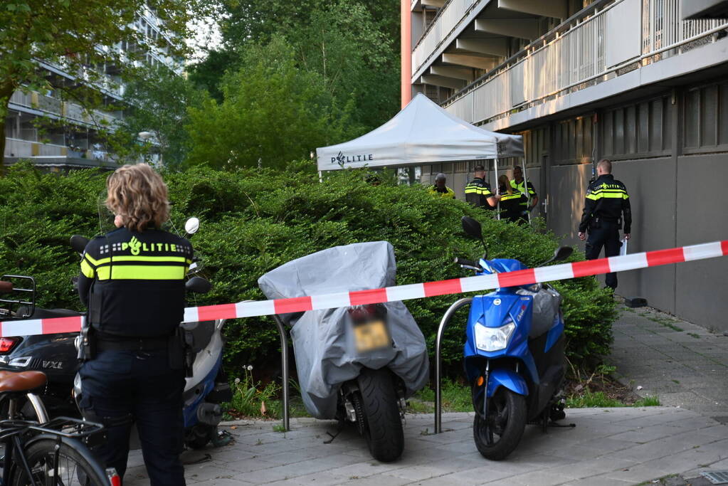 Dode onder aan flatgebouw aangetroffen
