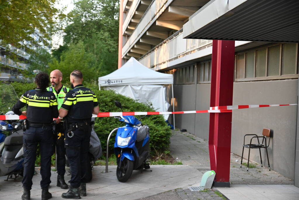 Dode onder aan flatgebouw aangetroffen