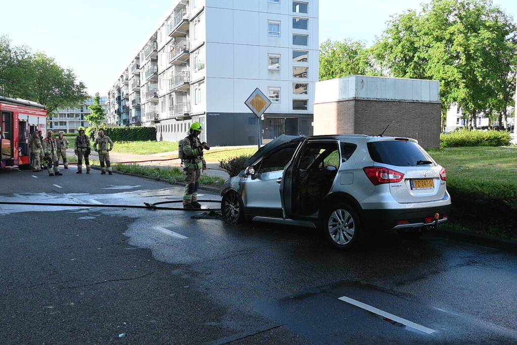 Auto vliegt in brand tijdens het rijden
