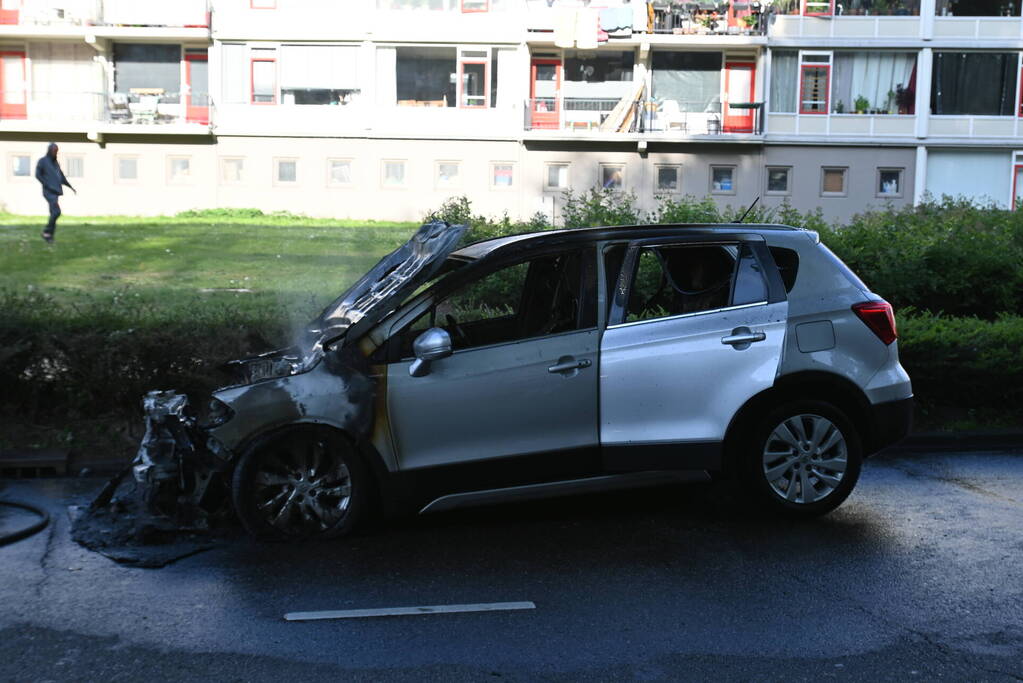 Auto vliegt in brand tijdens het rijden