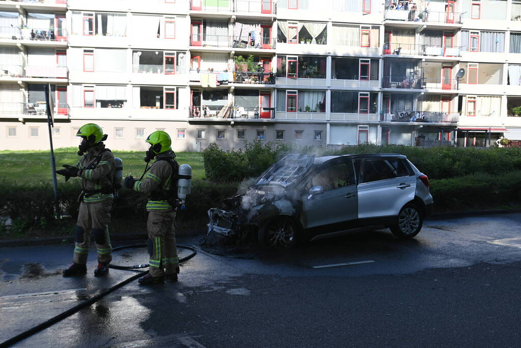 Auto vliegt in brand tijdens het rijden
