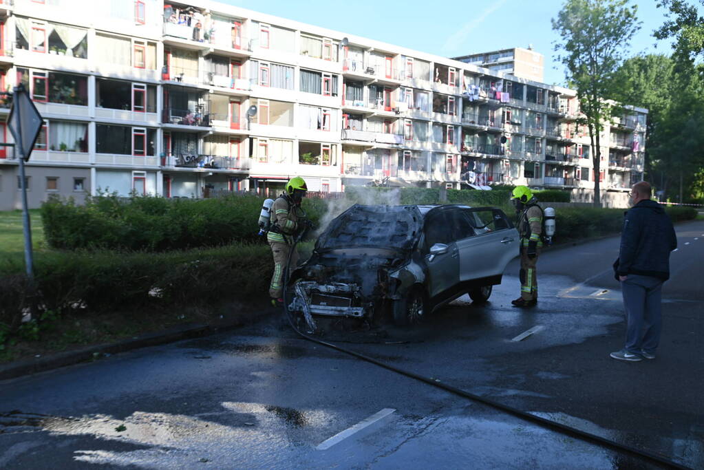 Auto vliegt in brand tijdens het rijden