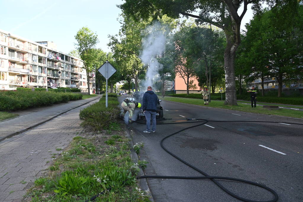 Auto vliegt in brand tijdens het rijden