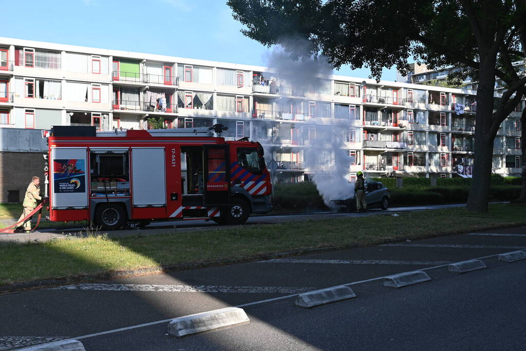 Auto vliegt in brand tijdens het rijden