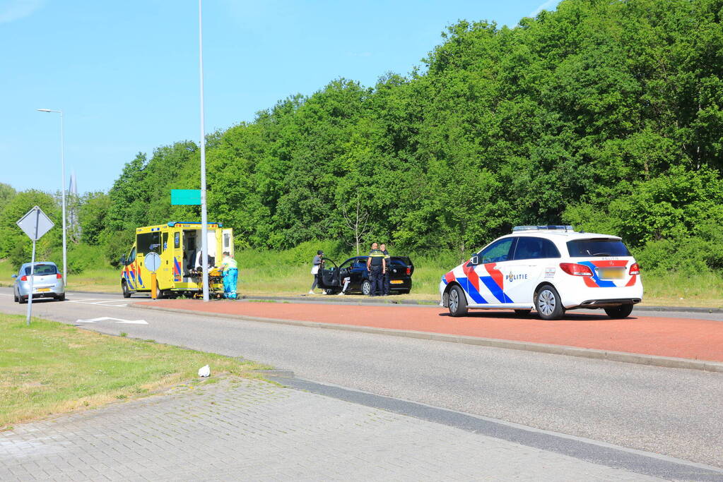 Auto's botsen op kruising in Gein