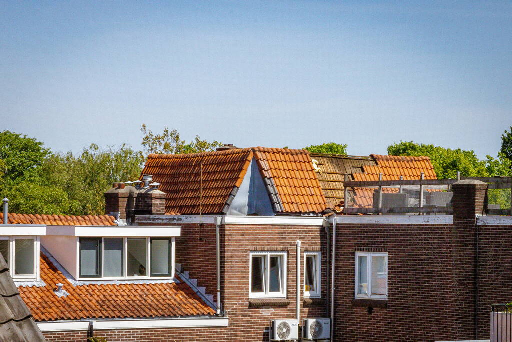 Veel schade vanwege brand op dak van woning