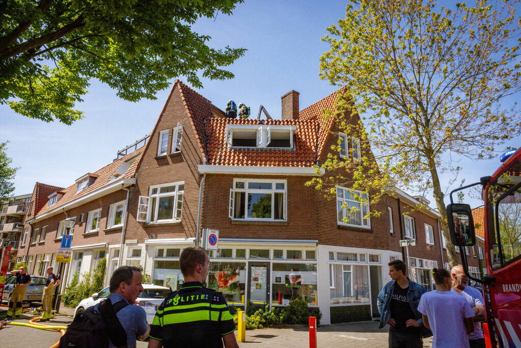 Veel schade vanwege brand op dak van woning