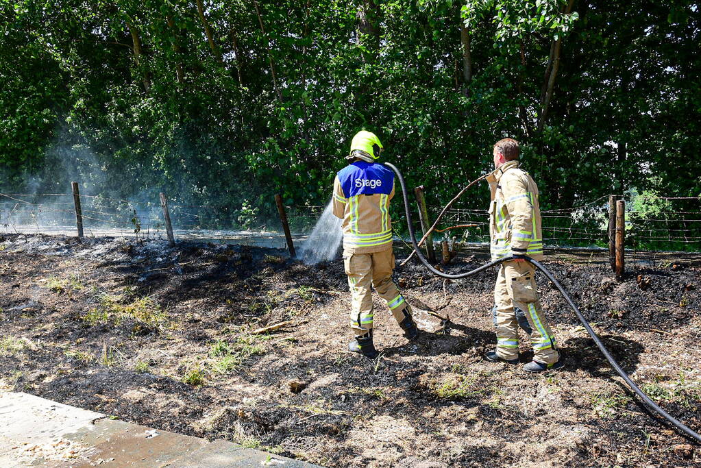 Groot stuk berm in brand