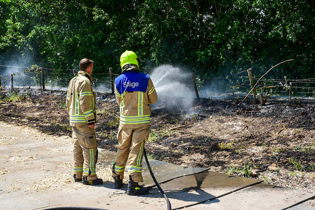 Groot stuk berm in brand