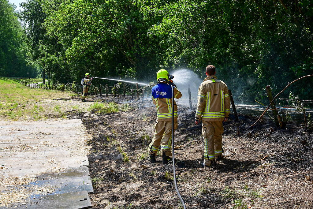 Groot stuk berm in brand