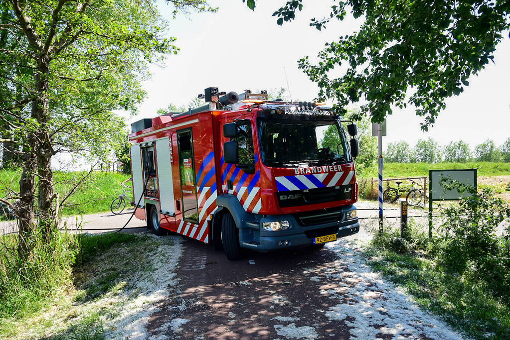 Groot stuk berm in brand