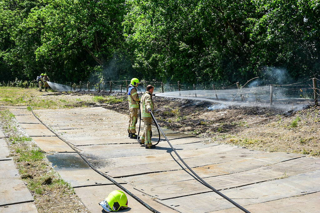 Groot stuk berm in brand