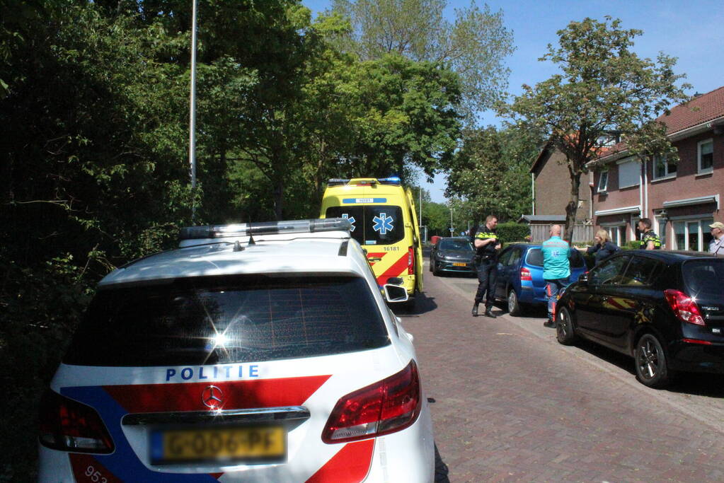 Fietser ten val na botsing met geparkeerde auto's