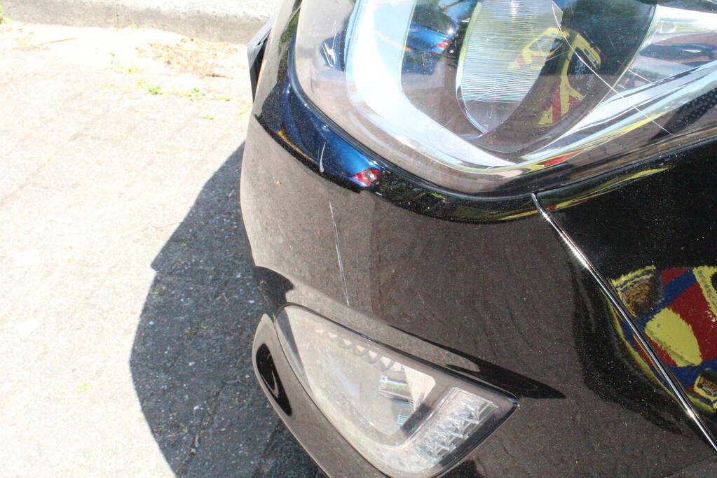 Fietser ten val na botsing met geparkeerde auto's