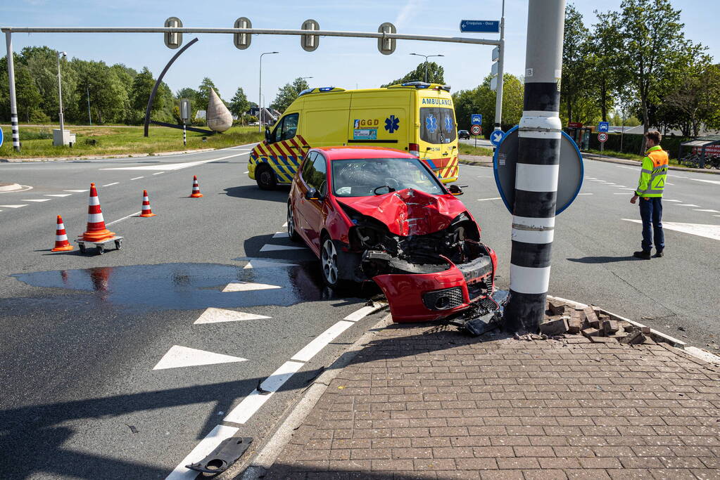 Automobilist gewond bij botsing met paal