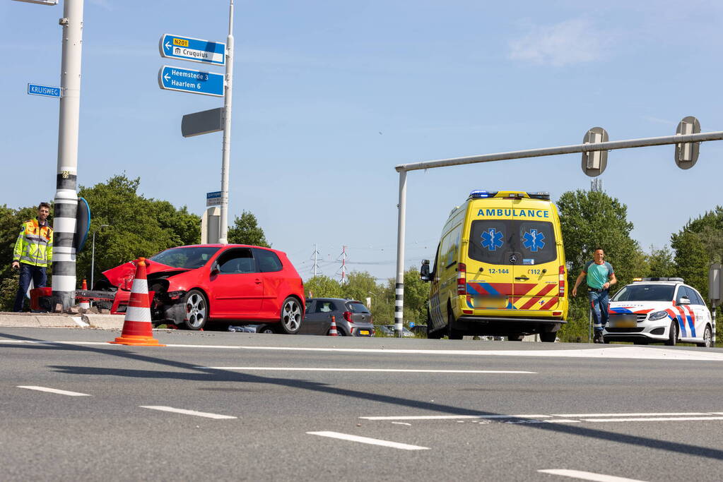 Automobilist gewond bij botsing met paal