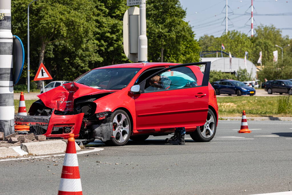 Automobilist gewond bij botsing met paal