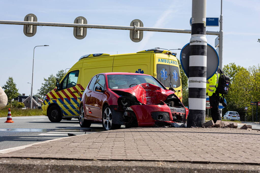 Automobilist gewond bij botsing met paal