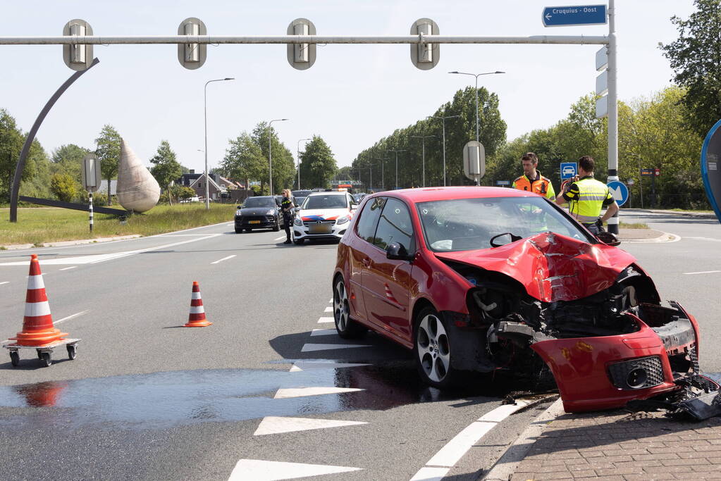 Automobilist gewond bij botsing met paal