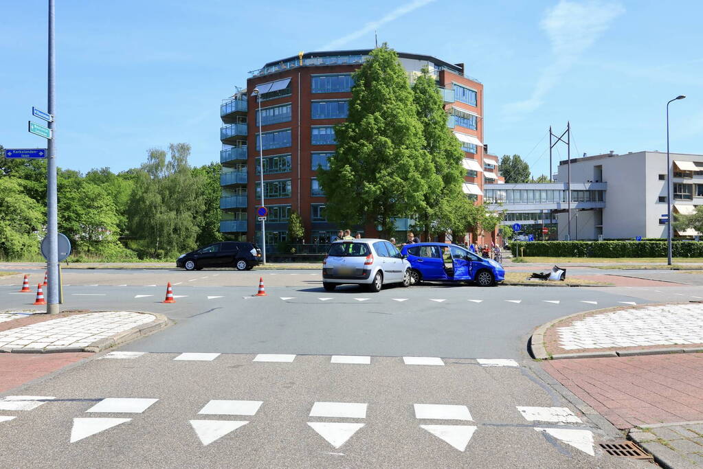 Veel blikschade bij botsing op kruispunt
