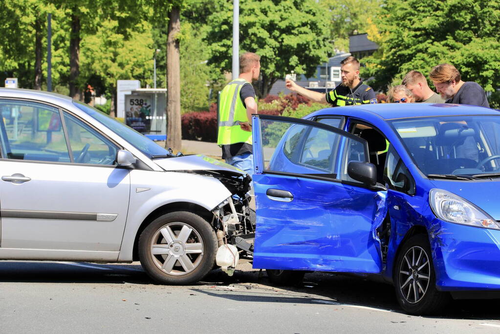 Veel blikschade bij botsing op kruispunt