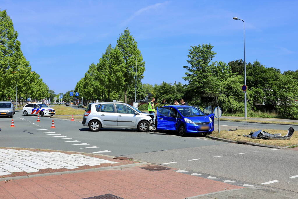 Veel blikschade bij botsing op kruispunt