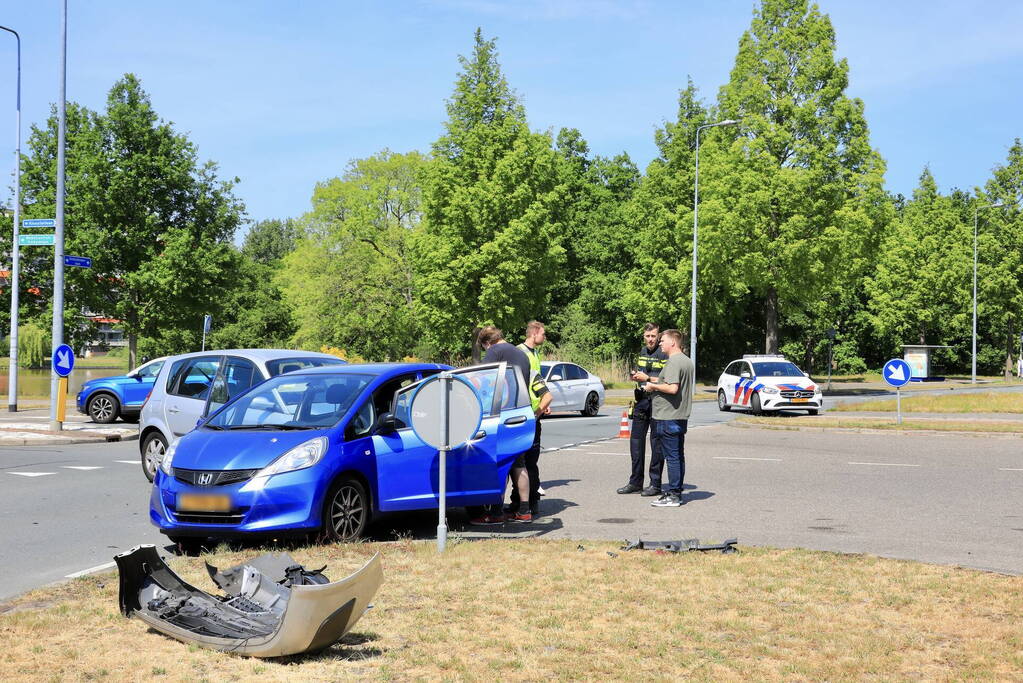 Veel blikschade bij botsing op kruispunt