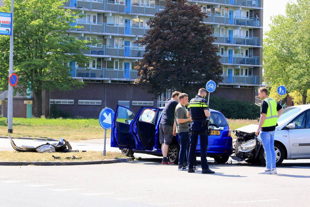 Veel blikschade bij botsing op kruispunt