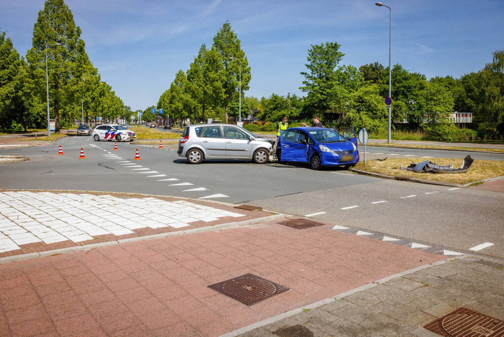 Veel blikschade bij botsing op kruispunt