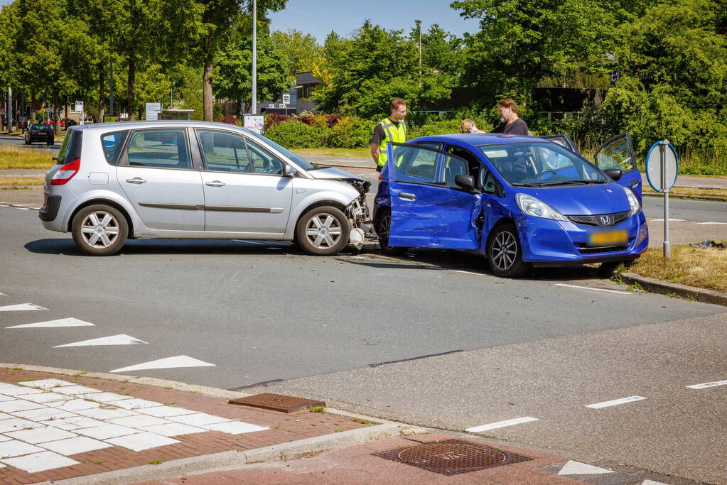Veel blikschade bij botsing op kruispunt
