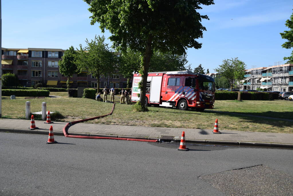 Brandweer pompt fontein leeg