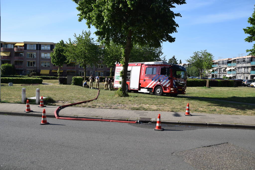 Brandweer pompt fontein leeg