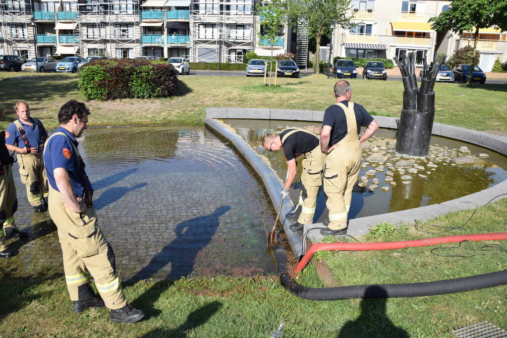 Brandweer pompt fontein leeg