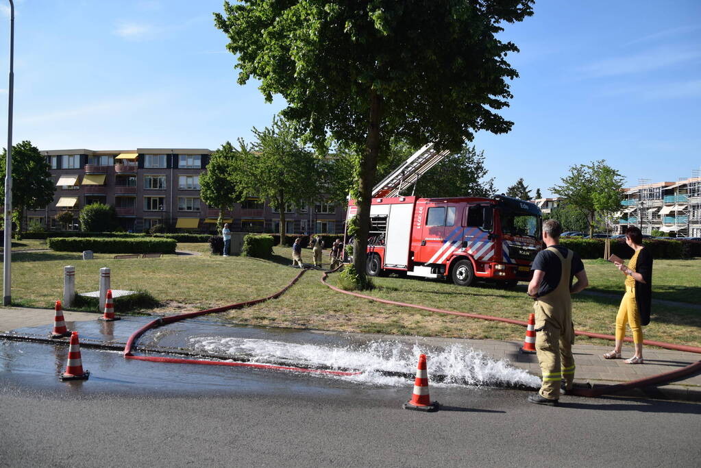 Brandweer pompt fontein leeg