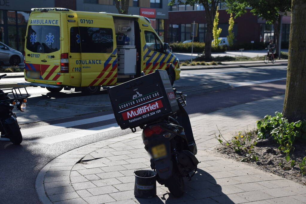 Maaltijdbezorger op scooter gaat hard onderuit