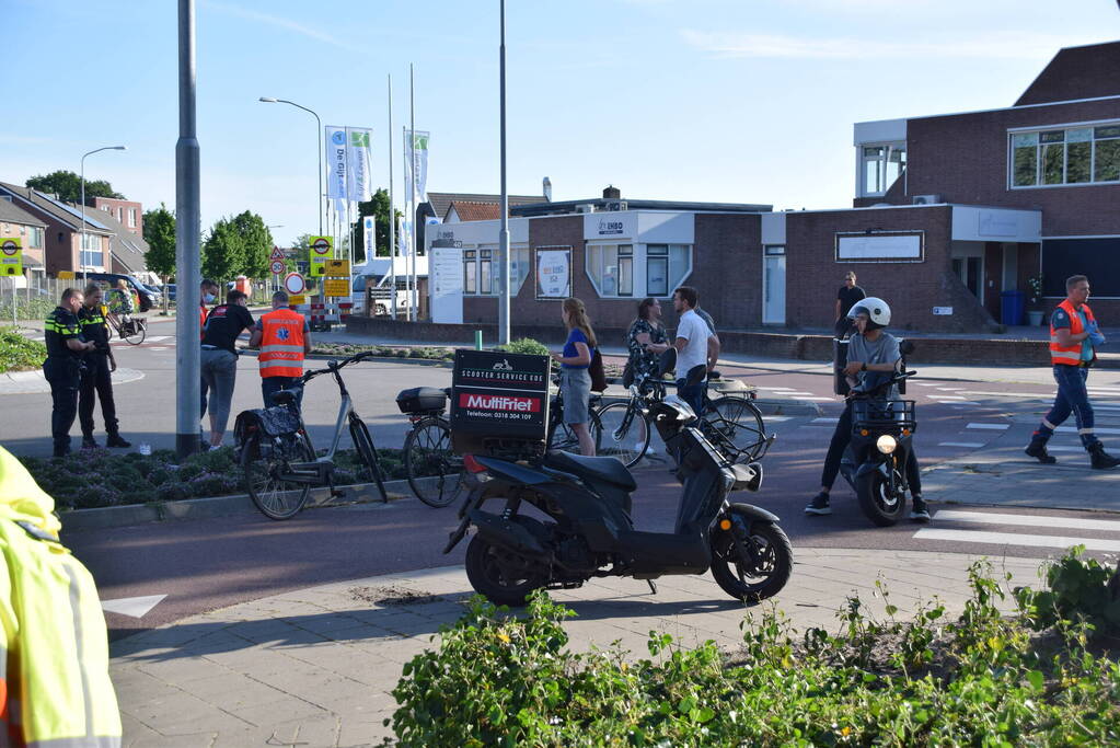 Maaltijdbezorger op scooter gaat hard onderuit