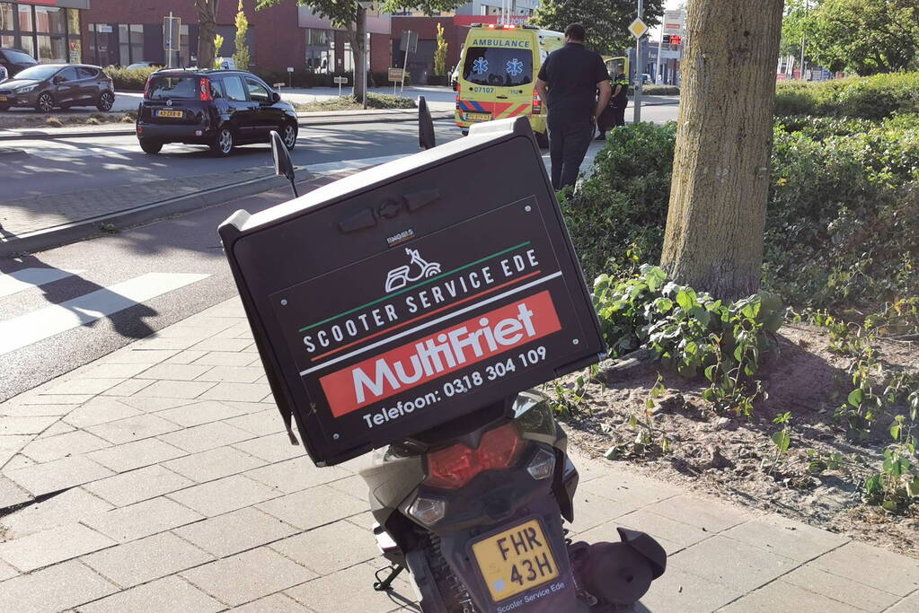 Maaltijdbezorger op scooter gaat hard onderuit