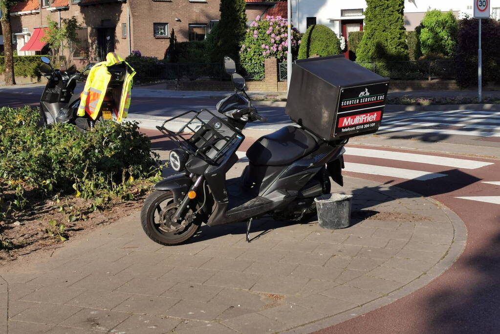 Maaltijdbezorger op scooter gaat hard onderuit