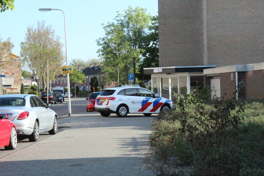 Pakketbezorger rijdt door na botsing