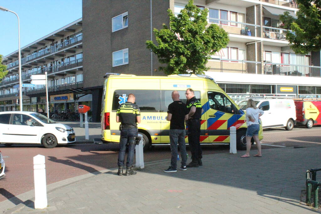 Pakketbezorger rijdt door na botsing