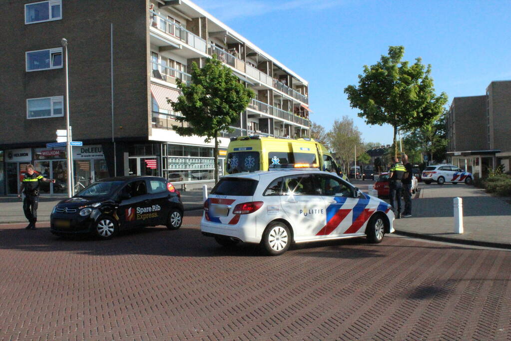 Pakketbezorger rijdt door na botsing