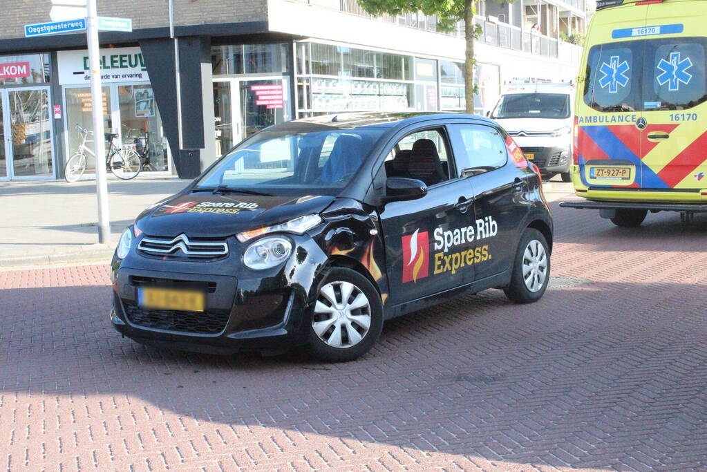 Pakketbezorger rijdt door na botsing