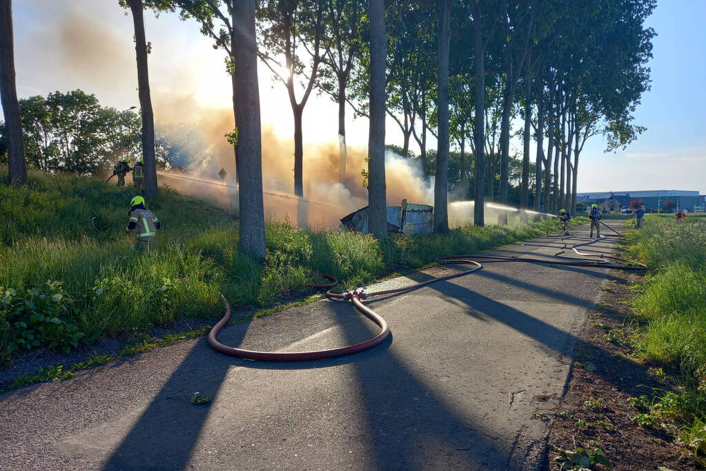 Brandende schuur veroorzaakt veel rook