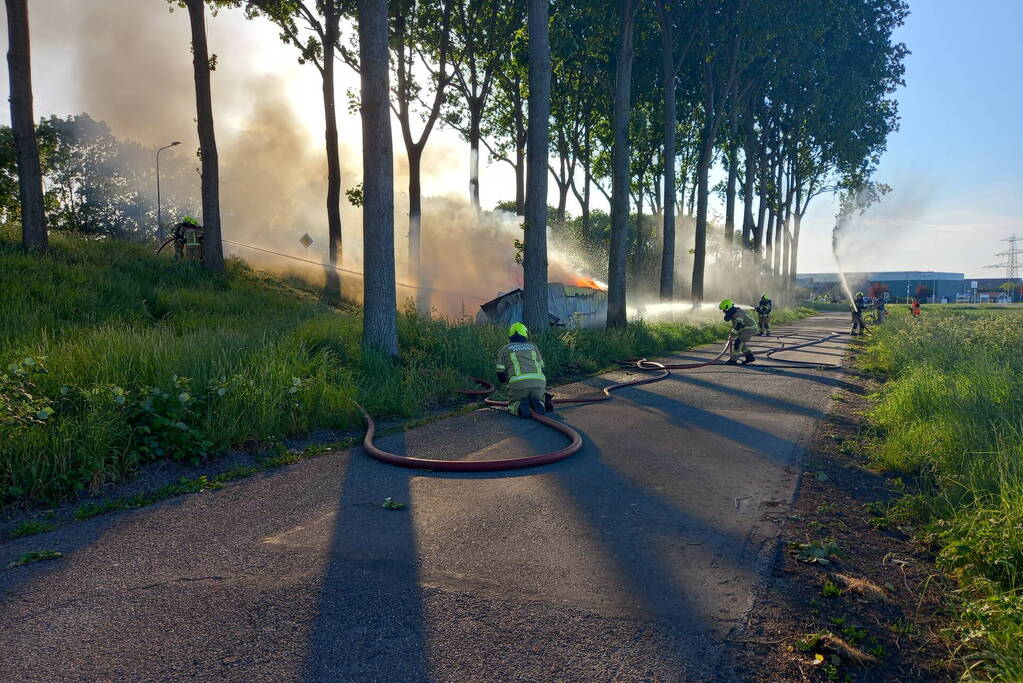 Brandende schuur veroorzaakt veel rook