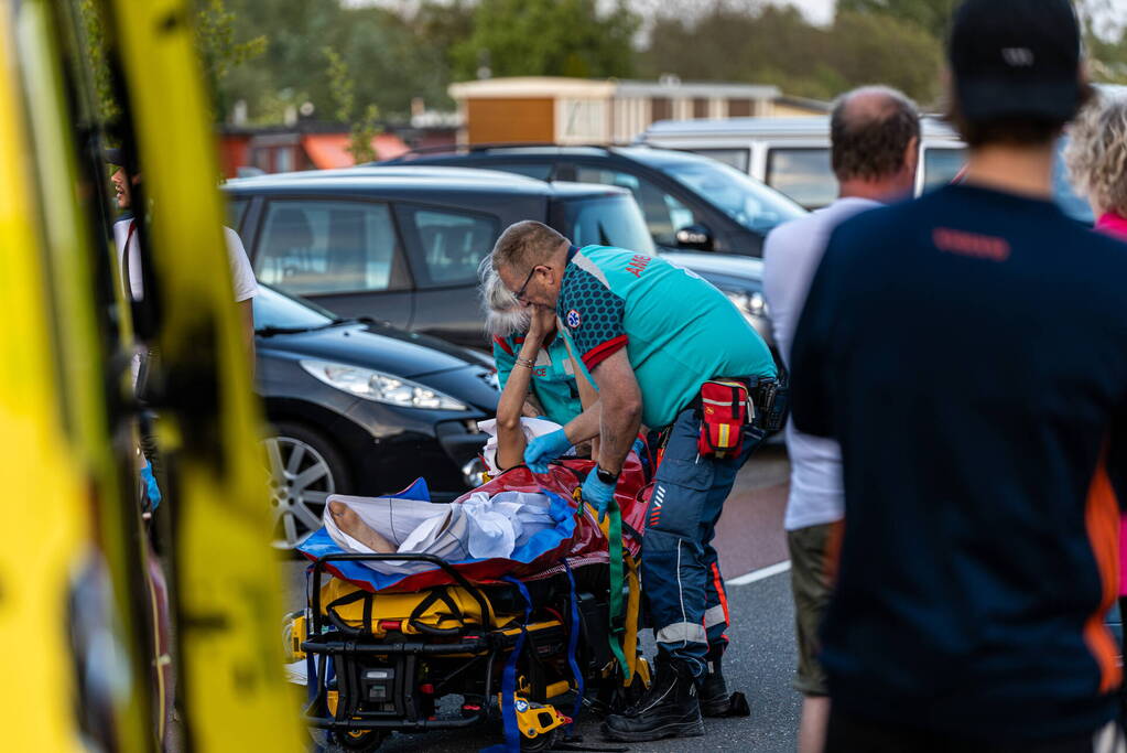 Fietser botst op auto en raakt gewond