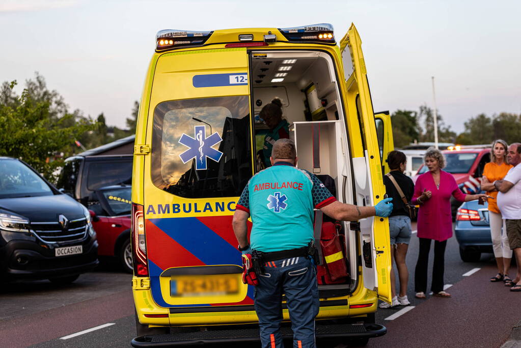 Fietser botst op auto en raakt gewond