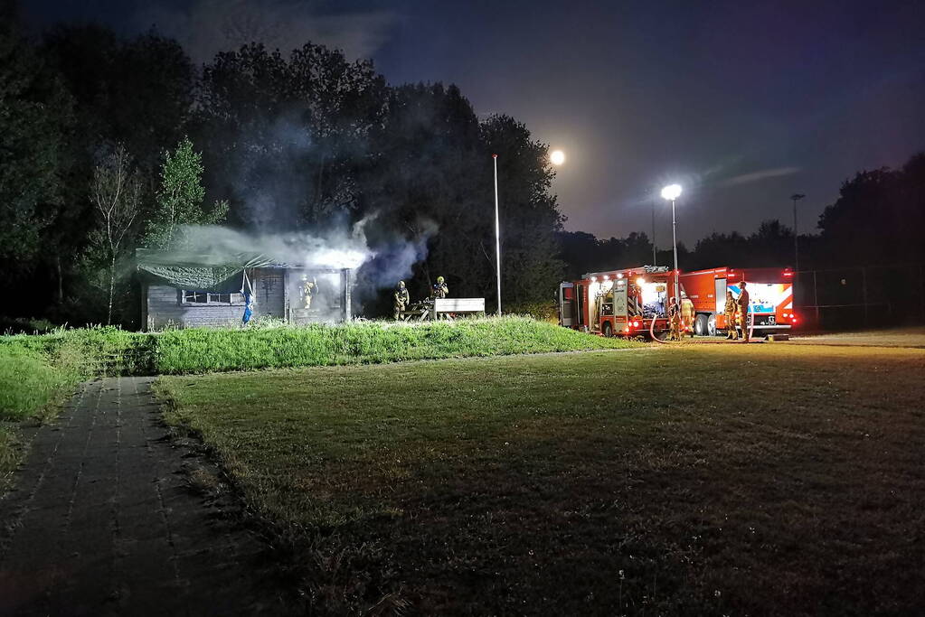 Brandweer blust houten gebouw bij tennisclub