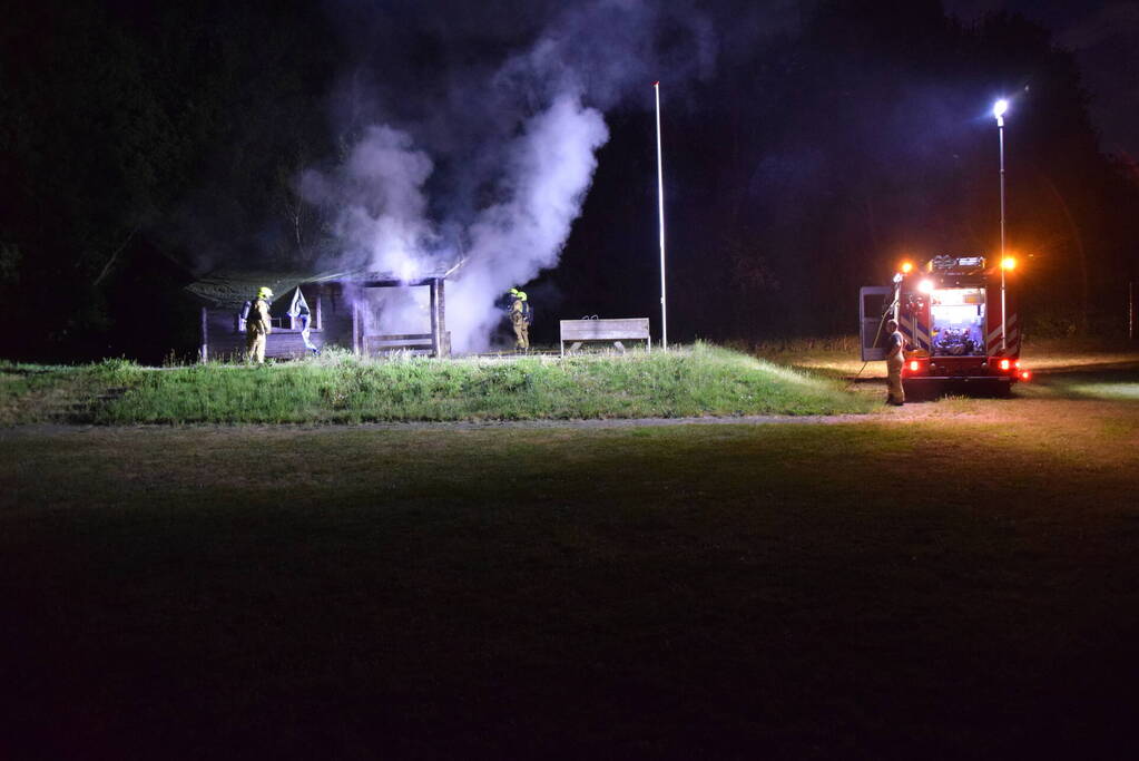 Brandweer blust houten gebouw bij tennisclub